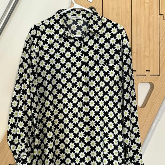 Black Daisy Print Button-Up Blouse – Size 8 - Picture 1 of 3